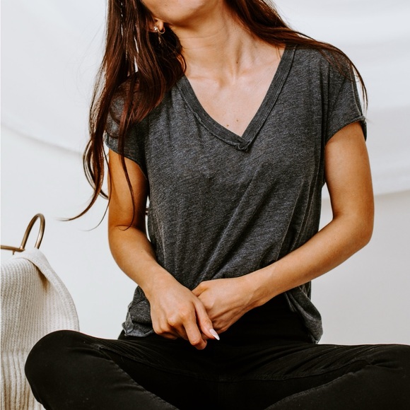 We The Free Tops - FREE PEOPLE | Grey V-neck Relaxed Fit Casual T-shirt | Size XS | Light Fabric